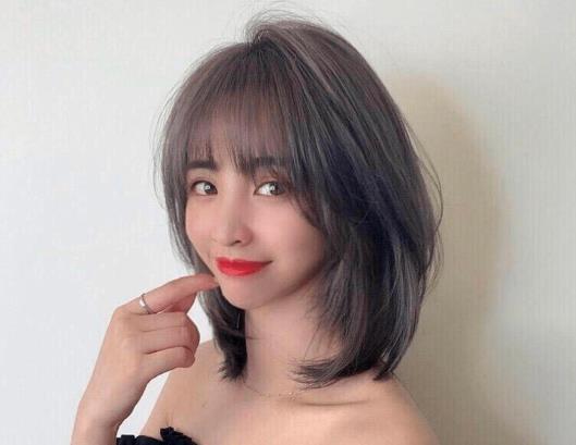 鎖骨發剪完是不是要做柔順?頭發少剪鎖骨發好看嗎