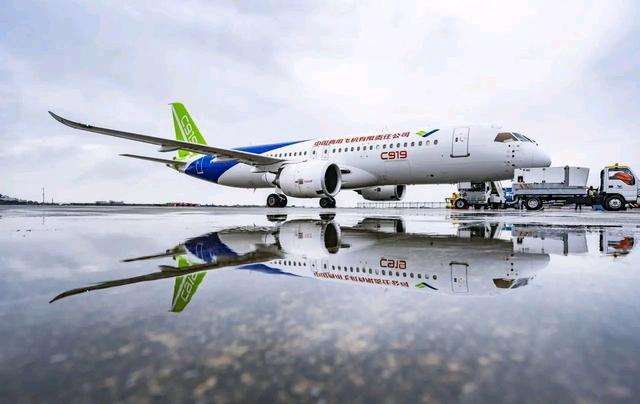 國產(chǎn)大飛機(jī)C919商業(yè)首航成功 國產(chǎn)大飛機(jī)C919商業(yè)首航成功