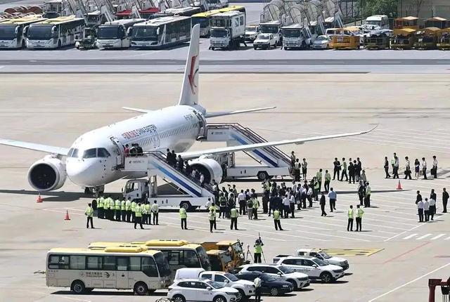 國產(chǎn)大飛機(jī)C919商業(yè)首航成功 國產(chǎn)大飛機(jī)C919商業(yè)首航成功
