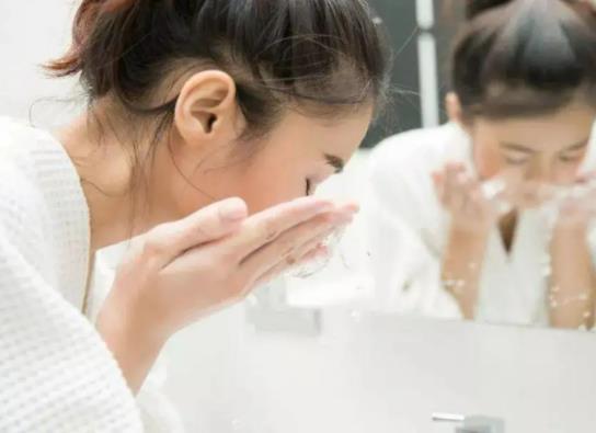 先敷生理鹽水還是先洗臉?每天用純凈水洗臉皮膚會變好嗎 先敷生理鹽水還是先洗臉?每天用純凈水洗臉皮膚會變好嗎