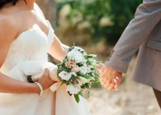 現在結婚被子多大尺寸?結婚紅色被套要鋪多少天 現在結婚被子多大尺寸?結婚紅色被套要鋪多少天