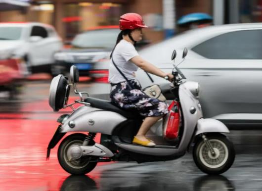 電動車鋰電池在家充電安全嗎?電動車滿電但顯示欠壓不走咋回事 電動車鋰電池在家充電安全嗎?電動車滿電但顯示欠壓不走咋回事