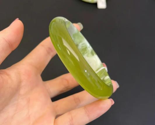 岫玉手鐲對身體好不好?岫玉是最不值錢的玉嗎 岫玉手鐲對身體好不好?岫玉是最不值錢的玉嗎