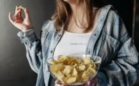 孕婦可以吃薯片嗎?孕婦吃薯片對(duì)胎兒有什么影響 孕婦可以吃薯片嗎?孕婦吃薯片對(duì)胎兒有什么影響