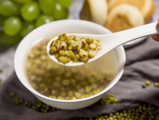 痛風可以喝綠豆湯水嗎?綠豆湯可以加蜂蜜吃嗎 痛風可以喝綠豆湯水嗎?綠豆湯可以加蜂蜜吃嗎