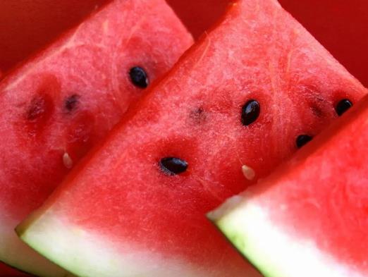 冰西瓜和綠豆湯能一起吃嗎?冰西瓜比常溫西瓜甜嗎 冰西瓜和綠豆湯能一起吃嗎?冰西瓜比常溫西瓜甜嗎