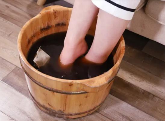 一泡腳腳背就癢怎么辦后為什么腳背很癢?泡腳呼吸困難是什么原因 一泡腳腳背就癢怎么辦后為什么腳背很癢?泡腳呼吸困難是什么原因