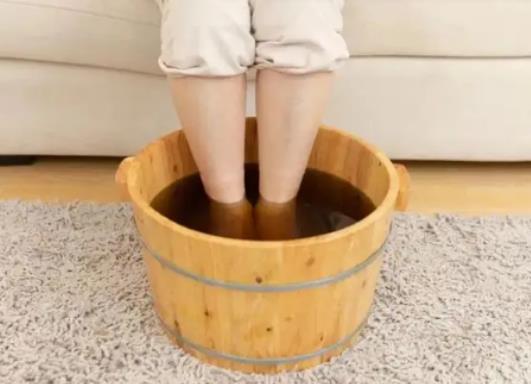 泡腳大汗淋漓是排毒還是虛?女人每天泡腳泡到出汗好嗎 泡腳大汗淋漓是排毒還是虛?女人每天泡腳泡到出汗好嗎