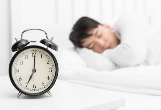 學生晚睡對身體的危害有多大?手機放床頭睡覺會掉頭發嗎 學生晚睡對身體的危害有多大?手機放床頭睡覺會掉頭發嗎