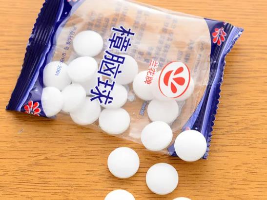 單獨(dú)包裝的樟腦丸用的時(shí)候需要去掉包裝嗎?樟腦丸會(huì)影響智力嗎 單獨(dú)包裝的樟腦丸用的時(shí)候需要去掉包裝嗎?樟腦丸會(huì)影響智力嗎