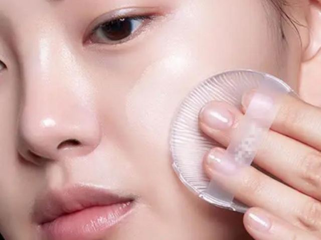 為什么粉底液用起來總是浮粉 粉底液怎么涂才能均勻不浮粉 為什么粉底液用起來總是浮粉 粉底液怎么涂才能均勻不浮粉