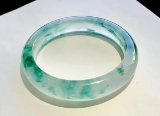 玉手鐲戴左手好還是右手好?玉手鐲是圓條好還是扁條好 玉手鐲戴左手好還是右手好?玉手鐲是圓條好還是扁條好