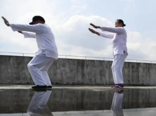 八段錦是氣功還是太極拳?八段錦一天練幾遍最好 八段錦是氣功還是太極拳?八段錦一天練幾遍最好