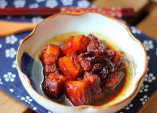 紅燒肉是先焯水還是先炒?做紅燒肉焯水后要過涼水嗎 紅燒肉是先焯水還是先炒?做紅燒肉焯水后要過涼水嗎