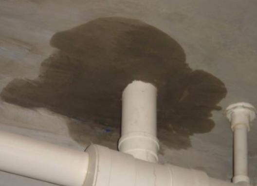 樓下說漏水了但我家是干燥的是什么原因?房屋5年后外墻漏水找誰處理 樓下說漏水了但我家是干燥的是什么原因?房屋5年后外墻漏水找誰處理