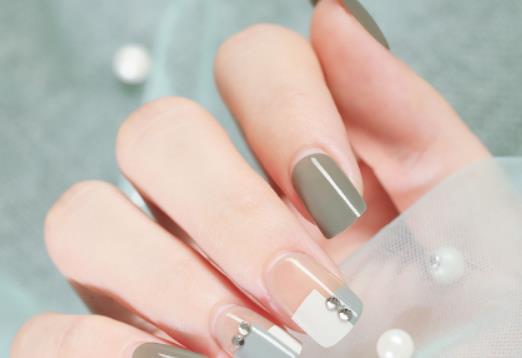 普通指甲油用光療機照會怎樣?免烤微膠指甲油好嗎 普通指甲油用光療機照會怎樣?免烤微膠指甲油好嗎